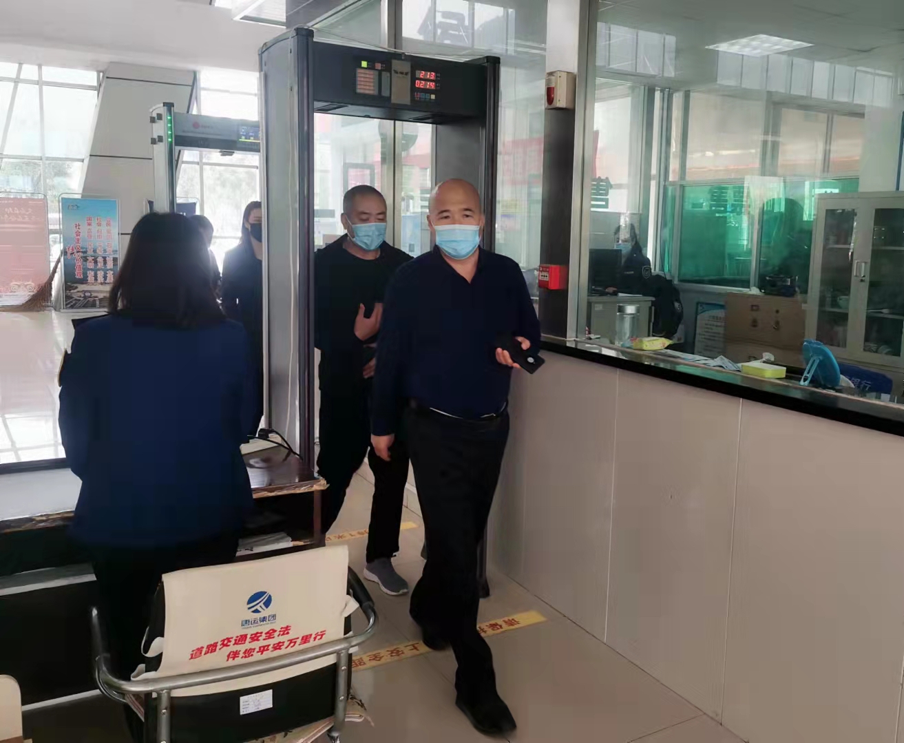 国庆节刘玉合带队慰问迁西运输分公司一线职工.jpg